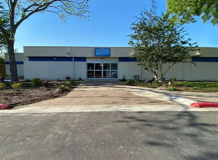 entrance Right Move Storage - Alvin