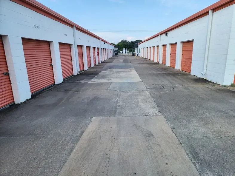 Clear Lake Storage drive up storage