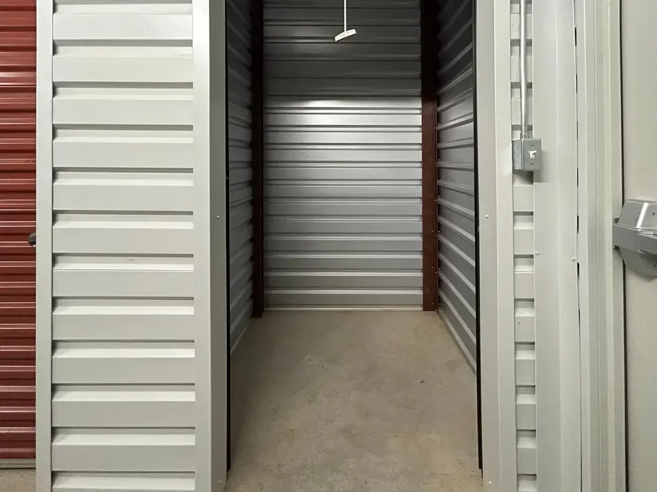 storage unit with roll up door