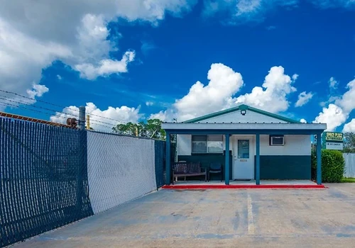 Right Move Storage - Angleton storage facility exterior view