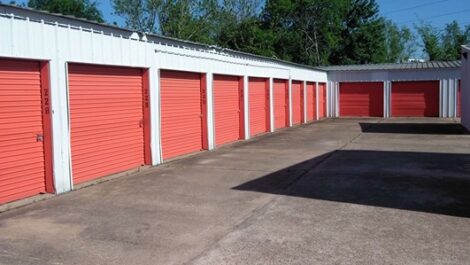 outdoor self storage units with roll up doors and drive up